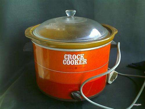GENERAL ELECTRIC CROCK COOKER OR SLOW COOKER/CROCK POT. WORKING 100%.