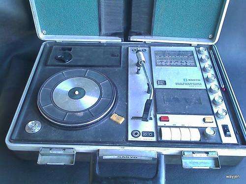 SANYO SOLID STATE PORTABLE STEREO MUSIC CENTRE. MODEL G-2315C. NEEDS REPAIRS.