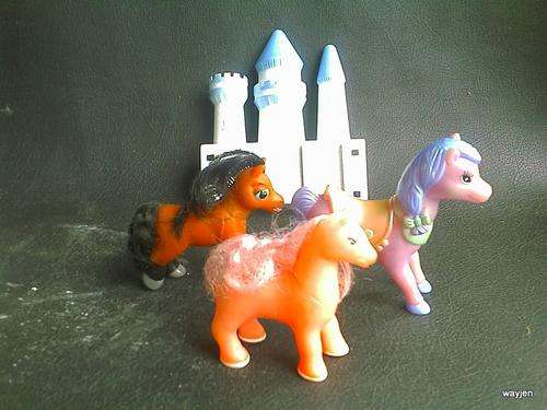 3 PONIES AND CASTLE. CASTLE IS A FRONT SECTION. PONIES ARE ABOUT 7cm TALL.