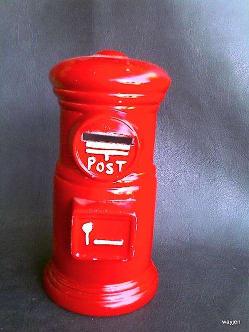 RETRO RED POSTBOX MONEY BOX. 22cm HIGH. 10cm DIAMETER. VERY UNIQUE. HAS PLASTIC STOPPER UNDERNEATH.