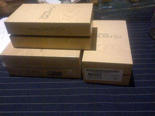 samsung galaxy s4 in great condition!! 3 months old!! FREE SHIPPING!!