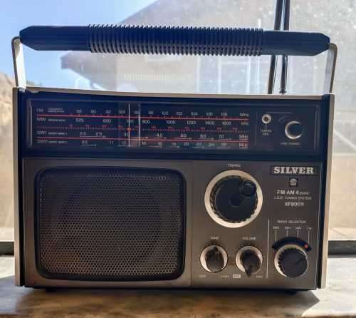 Vintage Silver FM-AM 4 Band LED Tuning System Radio