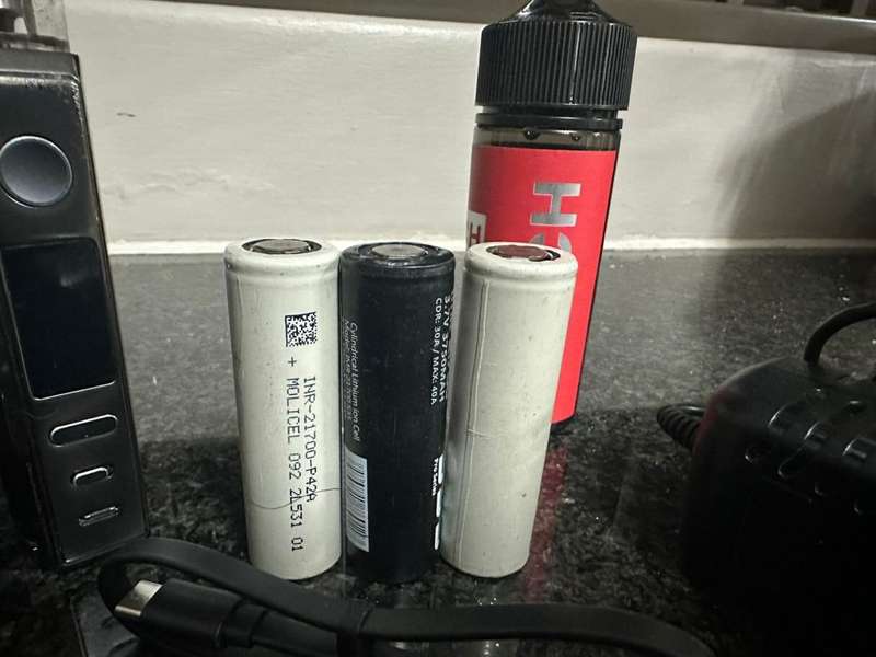 Voopoo Drag X Pro + Golisi 6 battery charger + Soda 2 battery charger + 3 21700mAh batterys + 3 coil