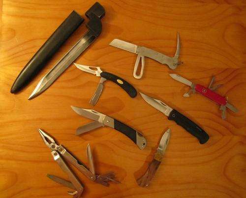Collection of knives including a genuine 303 bayonet.