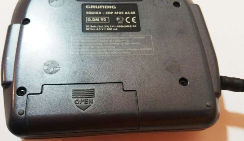 GRUNDIG SQUIXX PORTABLE CD PLAYER [CD-WALKMAN]