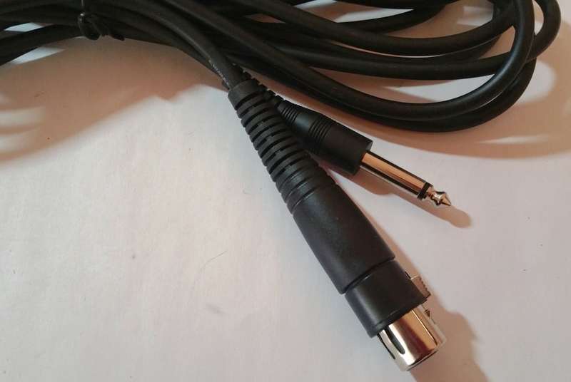 SHURE INSTRUMENT / MICROPHONE CABLE: XLR to ¼" (6.35mm) JACK - 4 METERS
