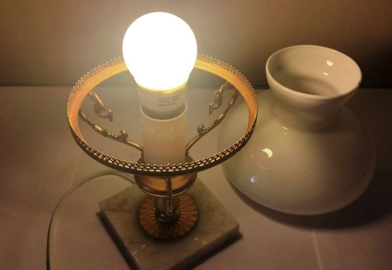 TABLE LAMP: DELICATE, BEAUTIFUL AND ELEGANT **LESS 10% JUNE ONLY**