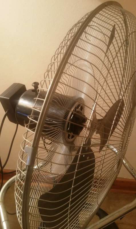 GOLDAIR HIGH VELOCITY 3-IN-1 STANDING/FLOOR-DESK/WALL MOUNT 45cm FAN - NOT WORKING - REPAIR OR PARTS