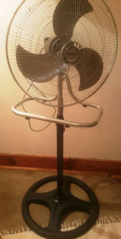 GOLDAIR HIGH VELOCITY 3-IN-1 STANDING/FLOOR-DESK/WALL MOUNT 45cm FAN - NOT WORKING - REPAIR OR PARTS