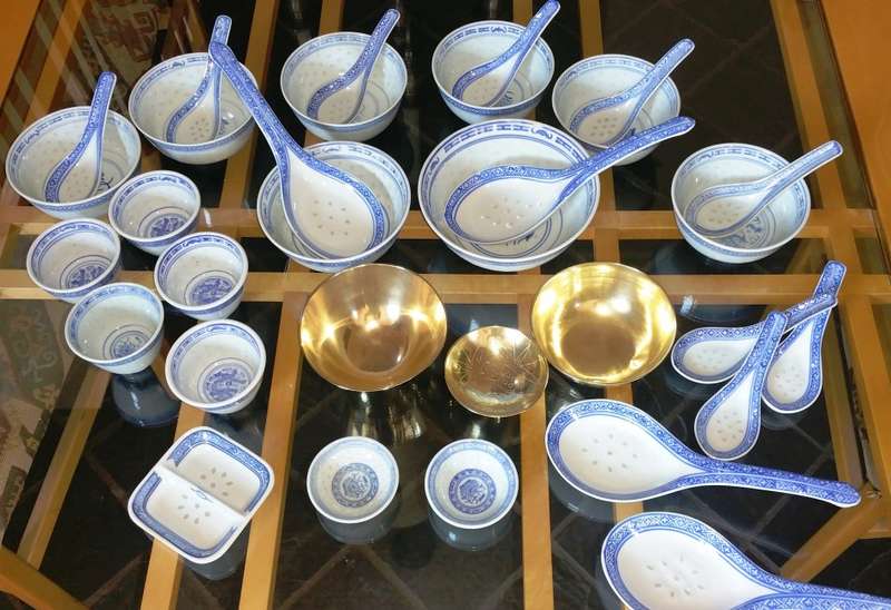 CHINESE DINNER/DINING SERVICE HUGE COLLECTION OF PIECES: RICE PATTERN AND BRASS