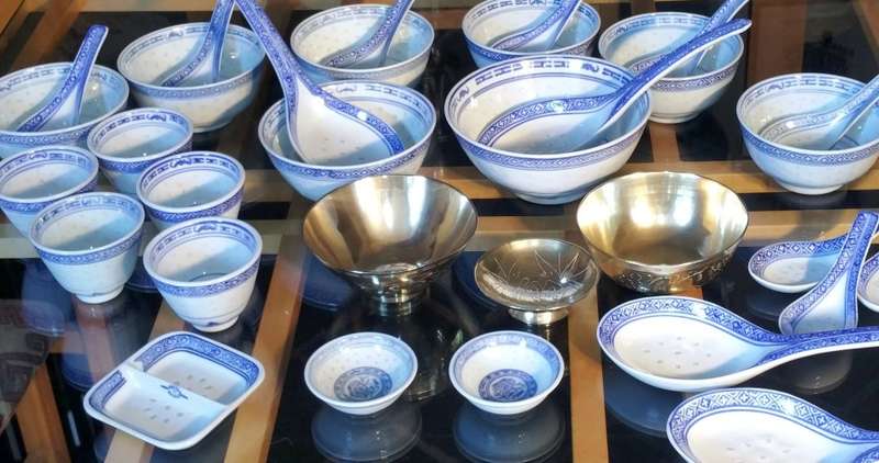 CHINESE DINNER/DINING SERVICE HUGE COLLECTION OF PIECES: RICE PATTERN AND BRASS