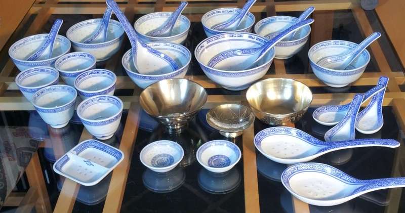 CHINESE DINNER/DINING SERVICE HUGE COLLECTION OF PIECES: RICE PATTERN AND BRASS
