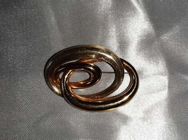 DESIGNER GOLD BROOCH