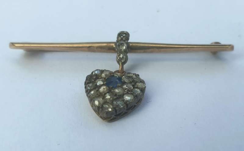 SAPPHIRE and 24 DIAMONDS HEART DESIGN BROOCH SET IN GOLD