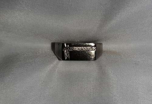 MENS DESIGNER SIGNET RING ~ 30 YEARS OLD, SILVER PLATED ~ CLASSIC AND AGELESS