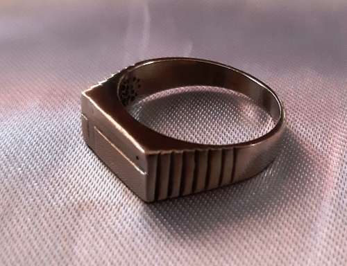 MENS DESIGNER SIGNET RING ~ 30 YEARS OLD, SILVER PLATED ~ CLASSIC AND AGELESS