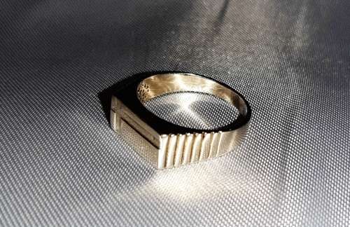 MENS DESIGNER SIGNET RING ~ 30 YEARS OLD, SILVER PLATED ~ CLASSIC AND AGELESS