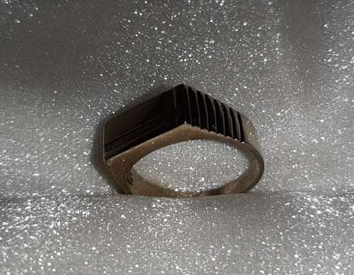 MENS DESIGNER SIGNET RING ~ 30 YEARS OLD, SILVER PLATED ~ CLASSIC AND AGELESS