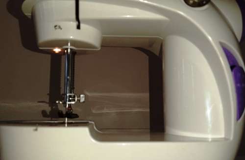 MINI ELECTRIC SEWING MACHINE ~ REQUIRES ADJUSTMENT OF TIMING
