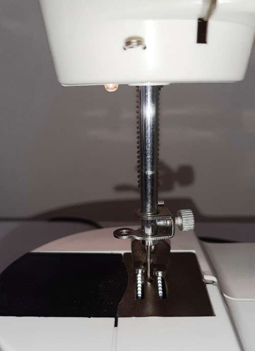 MINI ELECTRIC SEWING MACHINE ~ REQUIRES ADJUSTMENT OF TIMING