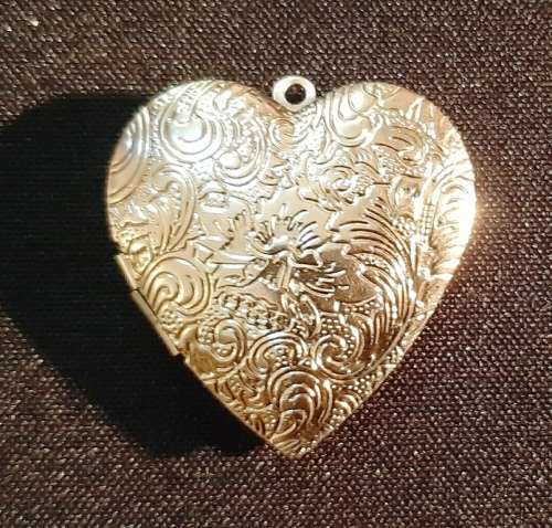 LOCKET ~ HEART SHAPED, PLATED