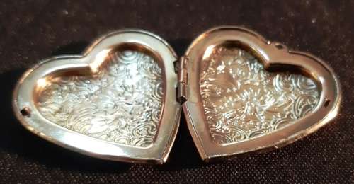 LOCKET ~ HEART SHAPED, PLATED