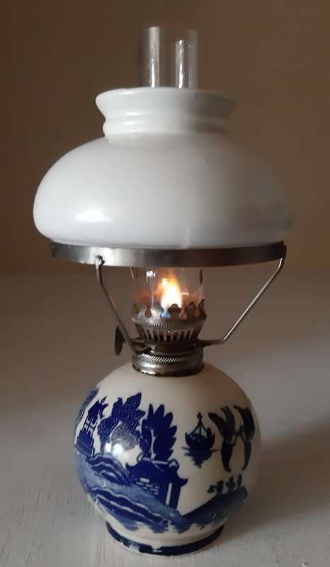 SMALL QUAINT OIL LAMP