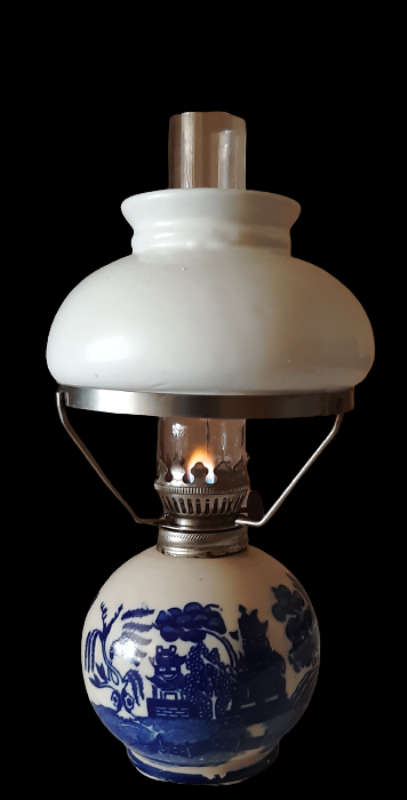 SMALL QUAINT OIL LAMP