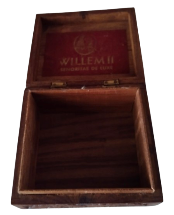 VINTAGE SOLID WOOD WILLEM II SENORITAS DELUXE CIGAR BOX ATTIC FIND