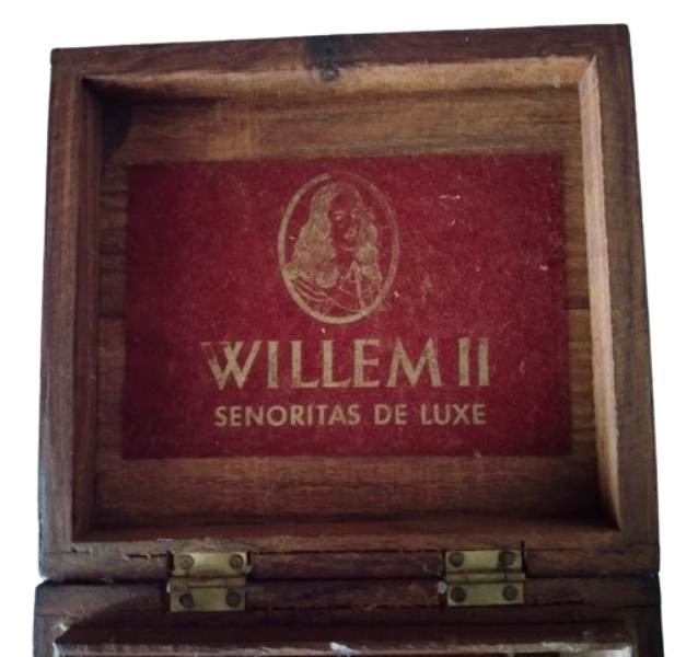 VINTAGE SOLID WOOD WILLEM II SENORITAS DELUXE CIGAR BOX ATTIC FIND