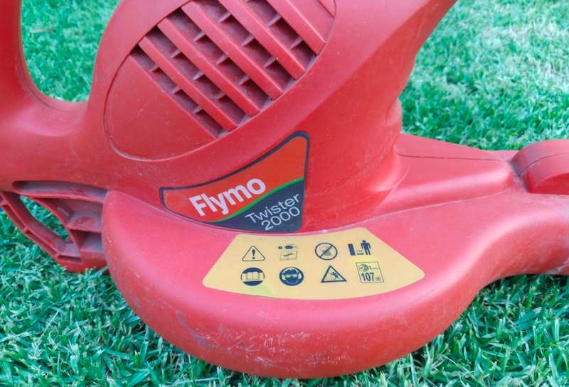 FLYMO TWISTER 2000 BLOWER AND VACUUM GARDEN