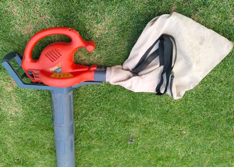 FLYMO TWISTER 2000 BLOWER AND VACUUM GARDEN
