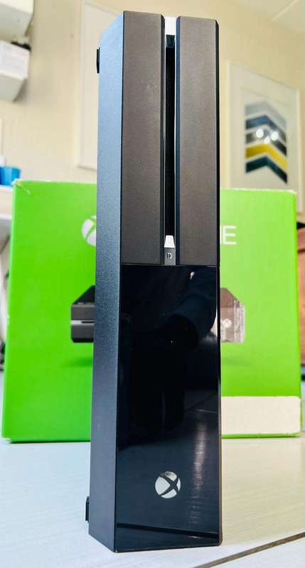 Xbox One - 500GB With One Controller