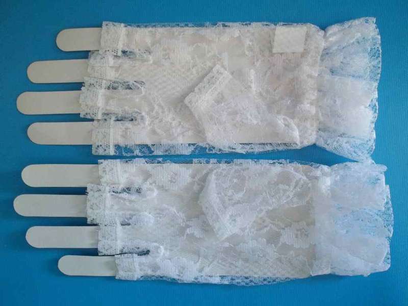Short White Lace Gloves - Size M