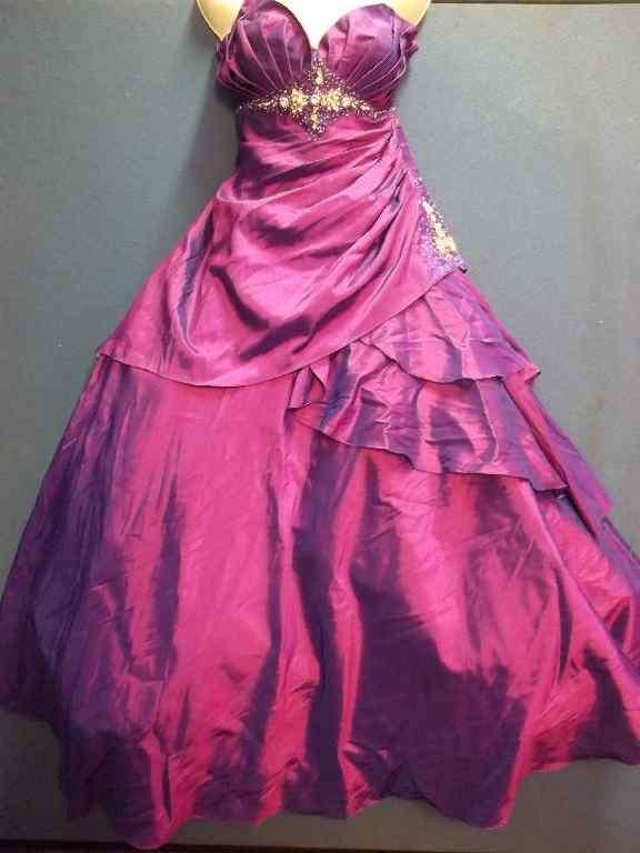 Impressive Purple/Pink Strapless 100% Polyester Formal Dress With Netting - Size 42