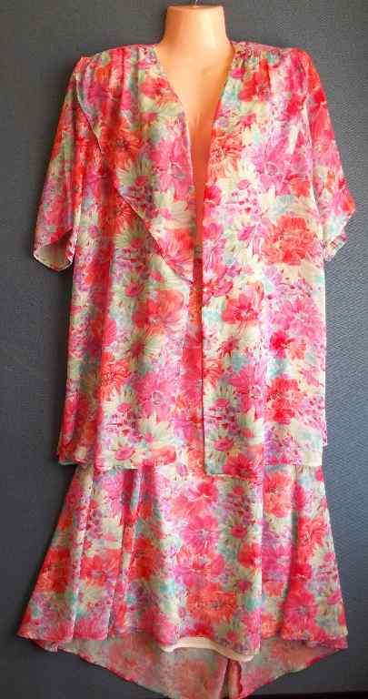 Vintage Floral Polyester Two Piece (Jacket Has No Buttons) - Size 44 * Quality Brand