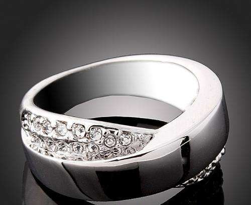 Brand New Fashion 18K White GP with Austrian Crystal Ring!!!!! Size 7