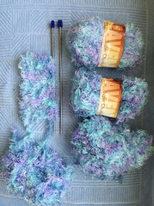 4 balls of knitting wool (pls read description)