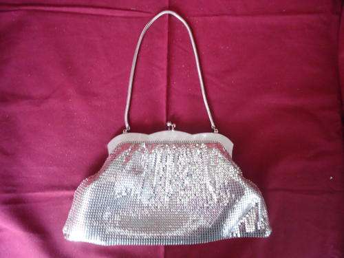 Vintage 60's EXQUISITE SILVER CHAIN MESH EVENING BAG LINED IN WHITE SILK IN EXCELLENT CONDITION