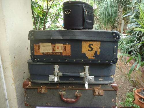 BLACK FABRIC OVAL UPRIGHT VANITY CASE IN EXCELLENT CONDITION -SEE PHOTOS TO BELIEVE