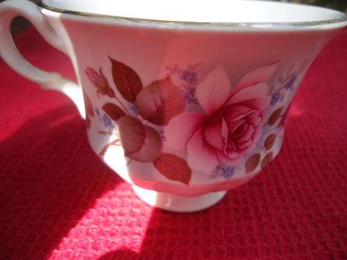 QUEEN ANNE BONE CHINA D-179 - ENGLAND - PRETTY FLORAL CUP IN V/GOOD CONDITION -SEE PHOTOS