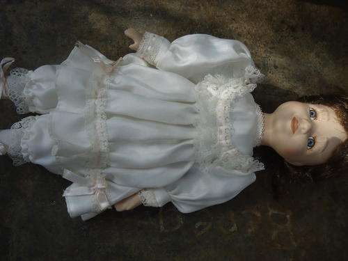 LOVELY PORCELAIN DOLL IN V/GOOD CONDITION