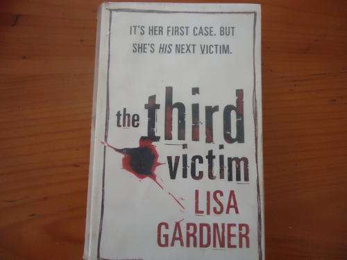 LISA GARDNER - "THE THIRD VICTIM" - small soft cover with plastic cover