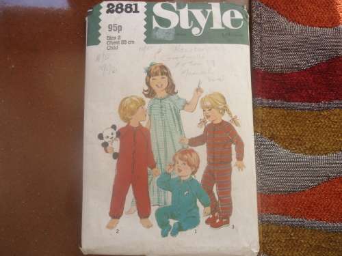 STYLE PATTERNS  2881 - CHILDREN SLEEP WEAR   SIZE 2 CHEST 53 cm complete