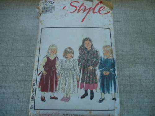 STYLE PATTERNS 1975- GIRL'S DRESS WITH FULL GATHERED SKIRT SIZE A = 4 - 9 YEARS  - COMPLETE