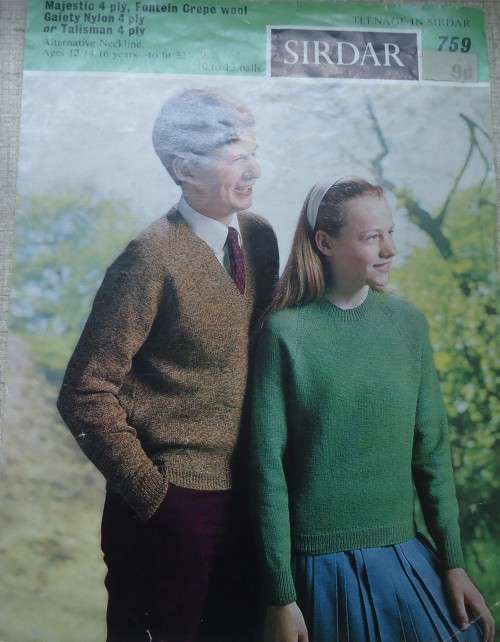 SIDAR # 759 TEEN SWEATER TO FIT 12 + 14 + 16 YEARS  32- 36`