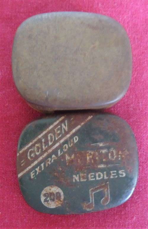 GOLDEN EXTRA LONG MERITONE GRAMOPHONE NEEDLE TIN- GREEN EMPTY HINGED TIN WITH SOME SIGNS OF RUST