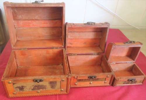 VINTAGE STYLE SET OF THREE SMALL OAK-BROWN CHESTS