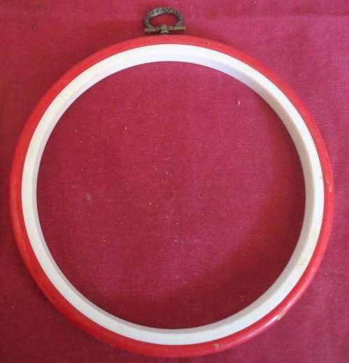 6` OR 16 CM  RED & WHITE  PLASTIC PICTURE FRAME - `SEW & HANG` OR LOOM & FRAME