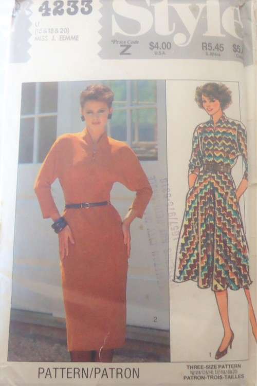 STYLE 4233 DRESS WITH DOLMAN SLEEVES & SHAPED NECKLINE SIZE U=16-18-20 COMPLETE-UNCUT-F/FOLDED